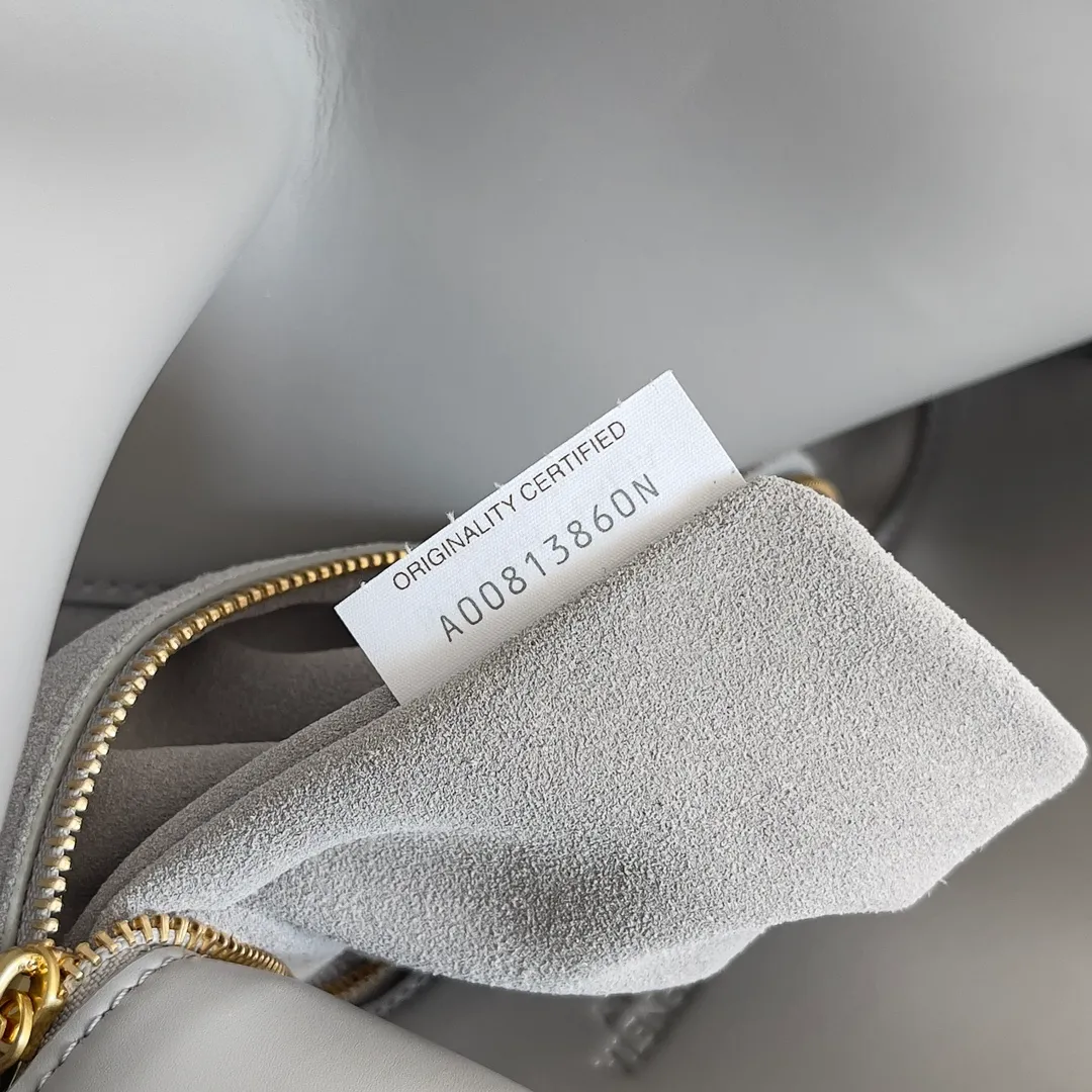 Batch 1680 Inspired by the 1970s, the Bottega Veneta women's logo shoulder bag has a smooth leather surface that brings a clean and handsome feel, just like the neatness and tenacity of a working woman. The front buckle is made of high-quality hardware pendant, the overall retro elegance, and the excellent leather feels soft. This Bottega Veneta series can be described as beautiful, weakening the complexity of the outfit, not competing for it, and only using the best quality to interpret itself. Style number: 806034 (large size) Size: 30*20*8cm